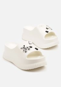 Born2be - Białe Klapki na Grubej Podeszwie z Aplikacjami 3D Literta. Kolor: biały. Wzór: aplikacja. Styl: wakacyjny #5