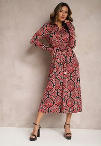 Renee - Czerwona Sukienka Koszulowa z Materiałowym Paskiem z Wzorem Paisley Cevilia. Kolor: czerwony. Materiał: materiał. Wzór: paisley. Typ sukienki: koszulowe. Długość: midi
