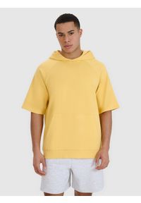 4f - 4F Bluza dresowa z krótkim rękawem z kapturem męska - żółta M. Okazja: na co dzień. Typ kołnierza: kaptur. Kolor: żółty. Materiał: dresówka. Długość rękawa: krótki rękaw. Długość: krótkie. Wzór: ze splotem, gładki. Styl: casual, sportowy #1