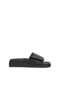 Kazar - Klapki na płaskiej podeszwie z szerokim paskiem. Kolor: czarny. Materiał: skóra. Obcas: na płaskiej podeszwie #1