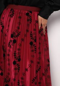Born2be - Bordowa Midi Plisowana Spódnica z Gumką w Pasie i Tiulem w Kwiaty Selkitrad. Kolor: czerwony. Materiał: tiul. Wzór: kwiaty #5