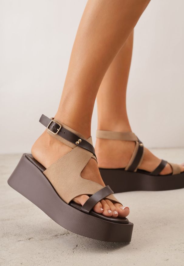 Renee - Ciemnobeżowe Sandały na Platformie i Koturnie z Geometryczną Cholewką i Nitami Amanome. Zapięcie: sprzączka. Kolor: beżowy. Wzór: geometria. Sezon: wiosna, lato. Obcas: na koturnie