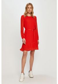 Calvin Klein - Sukienka. Okazja: na co dzień. Kolor: czerwony. Materiał: tkanina, poliester, materiał. Długość rękawa: długi rękaw. Typ sukienki: rozkloszowane, proste. Styl: casual. Długość: mini #5