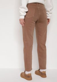 Born2be - Brązowe Jeansy Mom Fit z Wysokim Stanem Marzia. Okazja: na co dzień. Stan: podwyższony. Kolor: brązowy. Styl: casual #2