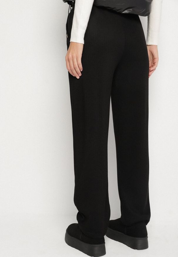 Born2be - Czarne Spodnie z Wysokim Stanem Ozdobione Sznurkami Akleria. Okazja: na spacer. Stan: podwyższony. Kolor: czarny. Materiał: jeans. Wzór: aplikacja