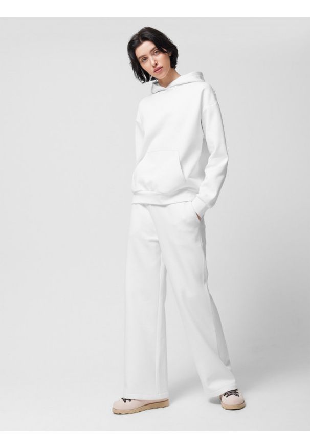 outhorn - Spodnie dresowe z szerokimi nogawkami damskie - złamana biel. Stan: podwyższony. Materiał: dresówka