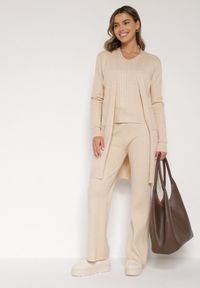 Born2be - Jasnobeżowy Komplet Dzianinowy z Bawełną Spodnie Kamizelka i Długi Kardigan Meviravia. Kolor: beżowy. Materiał: bawełna, dzianina #4