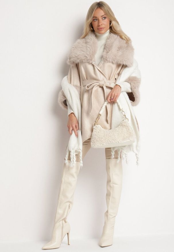 Born2be - Beżowy Płaszcz z Wiązaniem w Pasie i Futerkiem Ozdobiony Wycięciami po Bookach Sartellia. Kolor: beżowy. Materiał: futro. Długość rękawa: długi rękaw. Długość: długie. Wzór: aplikacja. Styl: wizytowy, klasyczny, elegancki