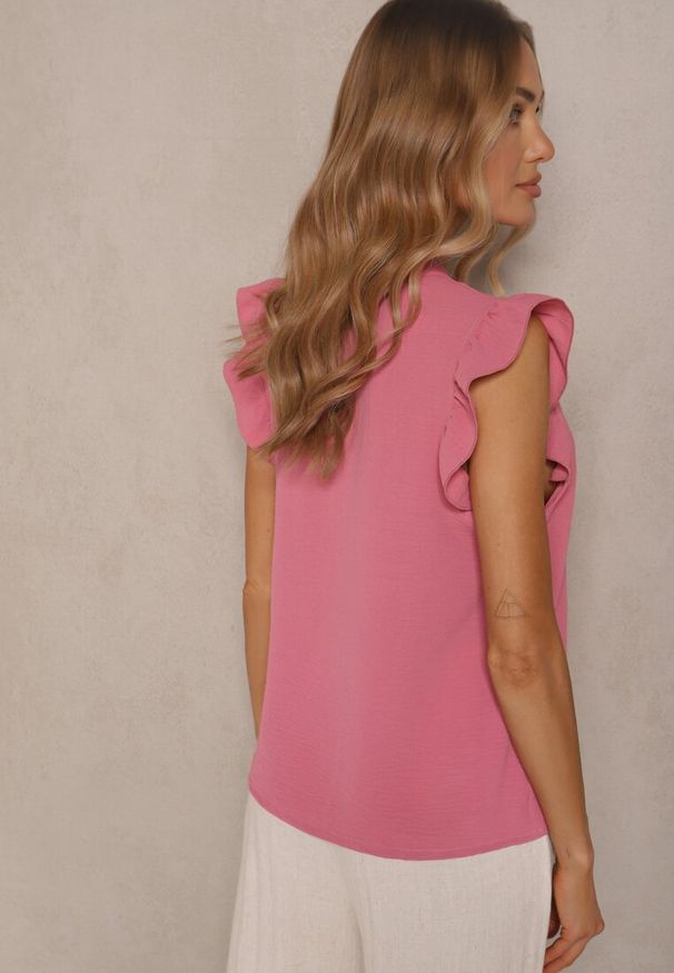 Renee - Różowa Koszula z Ozdobnymi Falbankami Arilene. Okazja: na co dzień. Typ kołnierza: kołnierz z falbankami. Kolor: różowy. Materiał: jeans. Styl: casual