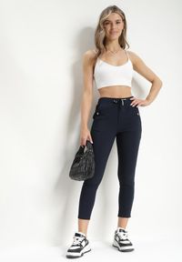 Born2be - Granatowe Spodnie z Nogawkami 7/8 Wiązane w Pasie z Kieszeniami Allemia. Okazja: na co dzień, na spotkanie biznesowe. Kolor: niebieski. Styl: biznesowy, klasyczny, casual #5
