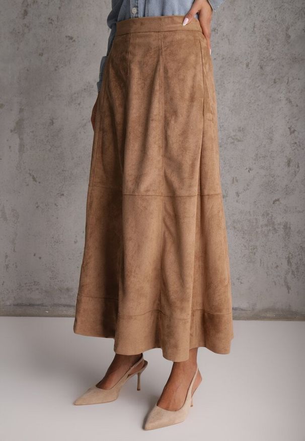 Renee - Beżowa Gładka Spódnica z Imitacji Zamszu o Rozkloszowanym Kroju Nettia. Kolor: beżowy. Materiał: zamsz. Wzór: gładki