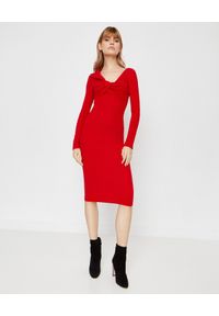 Alexander McQueen - ALEXANDER MCQUEEN - Czerwona sukienka z wełny. Okazja: na co dzień. Kolor: czerwony. Materiał: wełna. Długość rękawa: długi rękaw. Sezon: zima, jesień. Typ sukienki: dopasowane. Styl: casual