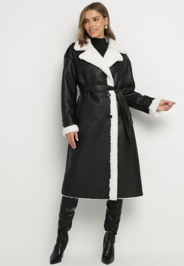 Born2be - Czarny Dwurzędowy Płaszcz z Imitacji Skóry z Wiązanym Paskiem i Futrem Guritte. Okazja: na co dzień. Typ kołnierza: golf. Kolor: czarny. Materiał: skóra, futro. Długość rękawa: długi rękaw. Długość: długie. Styl: klasyczny, casual, elegancki