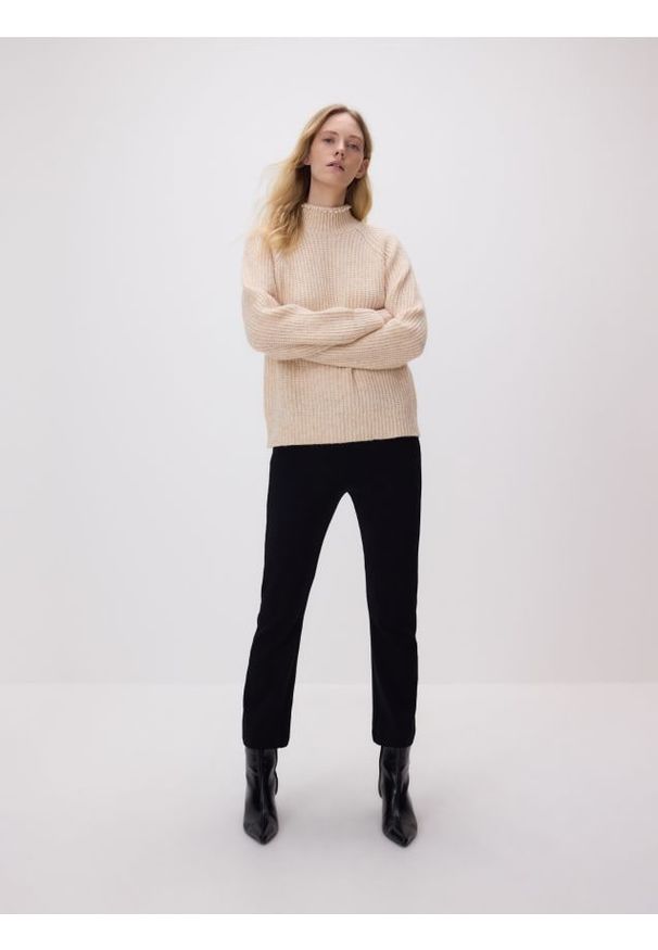 Reserved - Sweter z metalizowaną nicią - kremowy. Kolor: kremowy. Materiał: dzianina