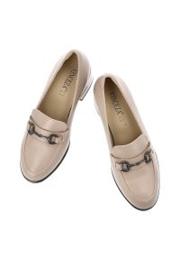 Półbuty damskie Vinceza, cholewka ze skóry naturalnej licowej wsuwany fason z ozdobnym paskiem i metalową klamrą, beżowe, 18116. Zapięcie: klamry. Kolor: beżowy. Materiał: skóra. Szerokość cholewki: normalna #6