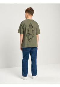 Sinsay - Koszulka z nadrukiem na plecach - khaki. Kolor: brązowy. Wzór: nadruk #1