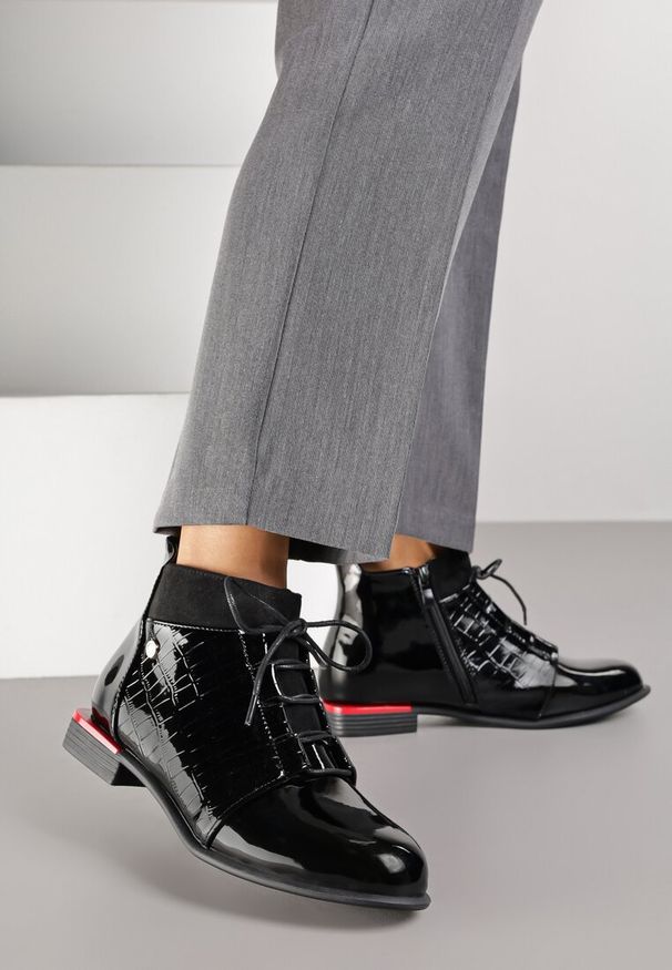 Born2be - Czarne Lakierowane Botki Vices w Stylu Sztybletów z Tłoczeniem Ozvila. Okazja: na co dzień. Zapięcie: zamek. Kolor: czarny. Materiał: lakier. Styl: casual, elegancki