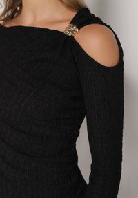 Born2be - Czarna Dopasowana Sukienka z Metaliczną Ozdobą na Ramieniu Reilara. Kolor: czarny. Wzór: aplikacja. Styl: elegancki #4