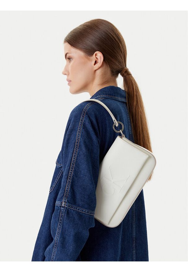 Calvin Klein Torebka Sculpted Flap Shoulder Pouch LV04K3148G Biały. Kolor: biały. Materiał: skórzane