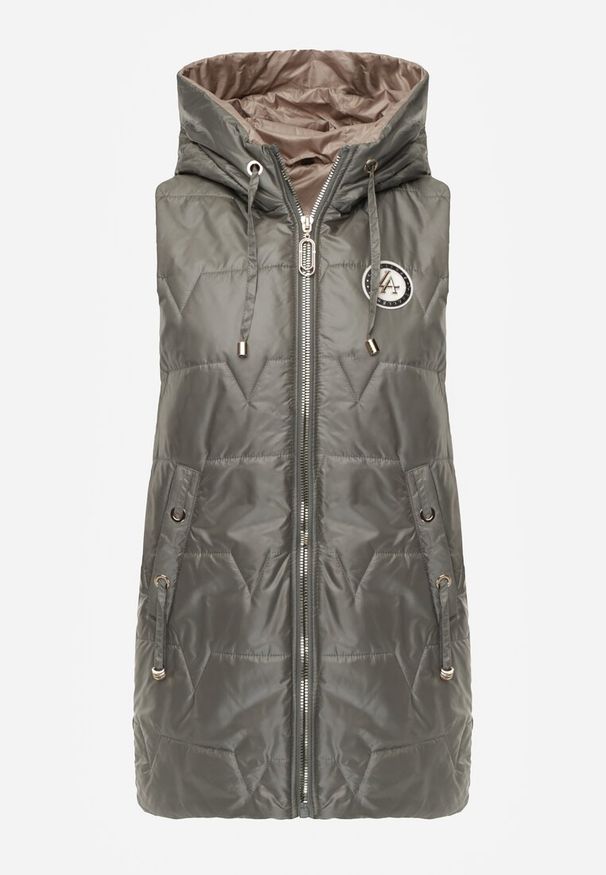 Renee - Zielona Długa Kamizelka Pikowana z Nieodpinanym Kapturem Ozdobiona Naszywką Kasseda. Okazja: na co dzień. Kolor: zielony. Materiał: poliester, jeans. Długość: długie. Wzór: aplikacja. Styl: casual