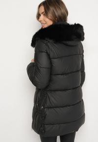 Born2be - Czarna Taliowana Kurtka Pikowana z Kapturem z Futrem Nalaseva. Okazja: na co dzień. Typ kołnierza: kaptur. Kolor: czarny. Materiał: futro. Sezon: zima. Styl: casual, elegancki #6