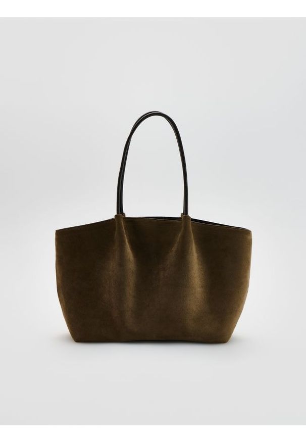 Reserved - Torebka shopper z imitacji zamszu - beżowy. Kolor: beżowy. Materiał: zamszowe. Styl: klasyczny