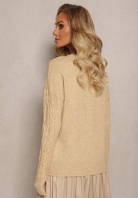 Renee - Beżowy Warkoczowy Sweter z Długim Rękawem i Ściągaczami Kaviss. Kolor: beżowy. Materiał: dzianina. Długość rękawa: długi rękaw. Długość: długie. Wzór: ze splotem. Styl: klasyczny #3