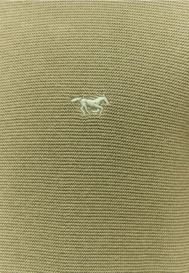 Sweter Męski Rozpinany Mustang Style Escondido Oil Green 1015476 6273. Okazja: na co dzień. Typ kołnierza: kołnierzyk stójkowy, bez kaptura. Materiał: bawełna. Długość rękawa: długi rękaw. Długość: długie. Styl: elegancki, casual