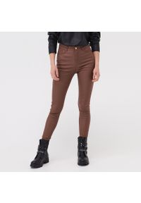 Sinsay - Spodnie skinny fit z imitacji skóry - Beżowy. Kolor: beżowy. Materiał: skóra #1