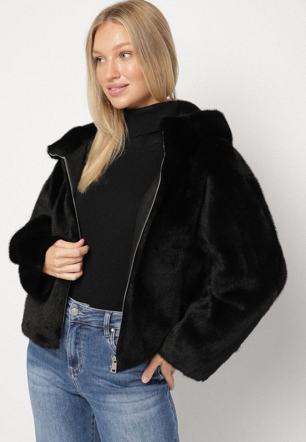 Born2be - Czarna Kurtka Futrzana z Nieodpinanym Kapturem Lanasia. Okazja: na co dzień. Kolor: czarny. Materiał: futro. Styl: casual, elegancki