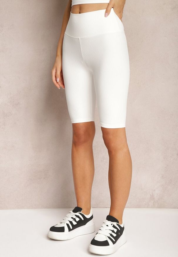 Renee - Białe Szorty Typu Kolarki High Waist z Prążkowanego Materiału Vimara. Stan: podwyższony. Kolor: biały. Materiał: materiał, prążkowany. Sezon: lato