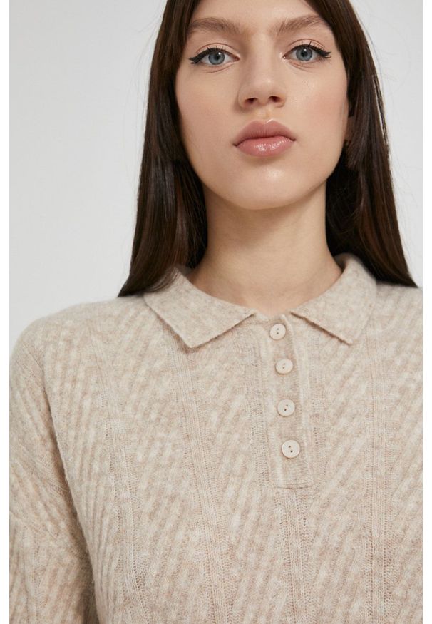 medicine - Medicine - Sweter Essential. Okazja: na co dzień. Kolor: beżowy. Długość rękawa: długi rękaw. Długość: krótkie. Wzór: ze splotem. Styl: casual