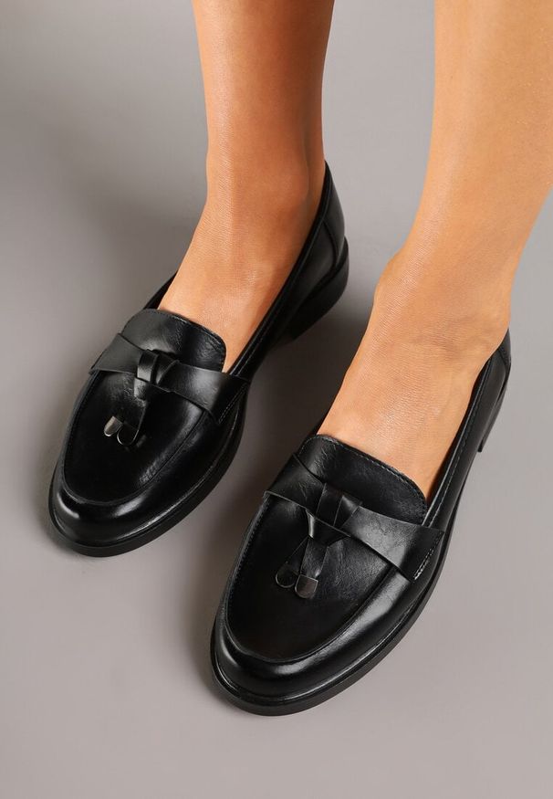 Born2be - Czarne Mokasyny ze Skórzaną Wkładką i Ozdobnymi Frędzlami Exelia. Kolor: czarny. Materiał: skóra. Obcas: na płaskiej podeszwie. Styl: elegancki