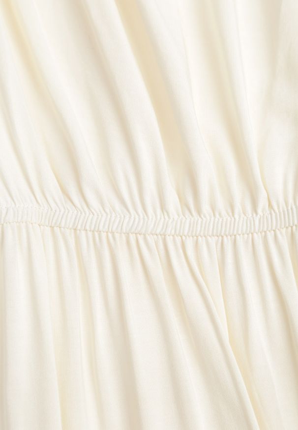 Renee - Jasnobeżowa Sukienka z Wiskozy o Rozkloszowanym Kroju z Falbanami Jonmy. Okazja: na co dzień. Typ kołnierza: dekolt w serek. Kolor: beżowy. Materiał: wiskoza. Długość rękawa: krótki rękaw. Wzór: aplikacja. Sezon: lato. Styl: elegancki, casual