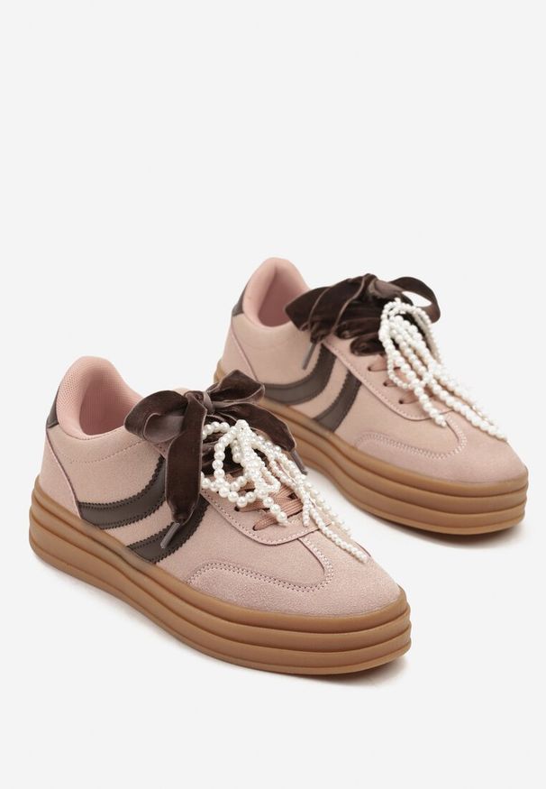 Renee - Różowe Sneakersy Tenisówki na Tłoczonej Platformie Ozdobione Perłami Ashinne. Okazja: na co dzień. Kolor: różowy. Wzór: aplikacja. Obcas: na platformie