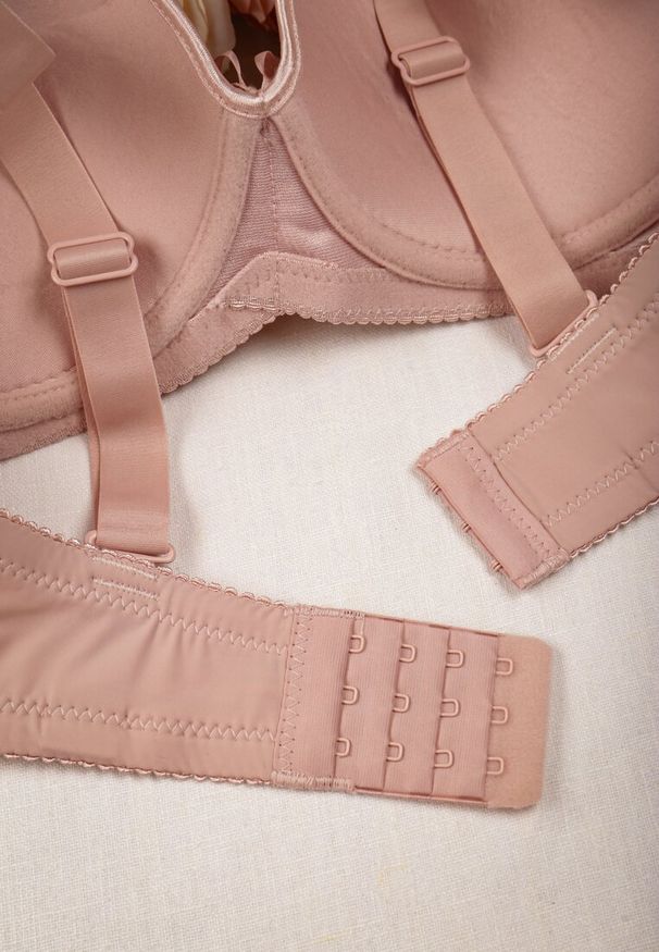 Renee - Różowy Biustonosz Full Cap Ozdobiony Koronką z Odpinanymi Ramiączkami Rillana. Kolor: różowy. Materiał: koronka. Rodzaj stanika: odpinane ramiączka. Wzór: aplikacja, koronka