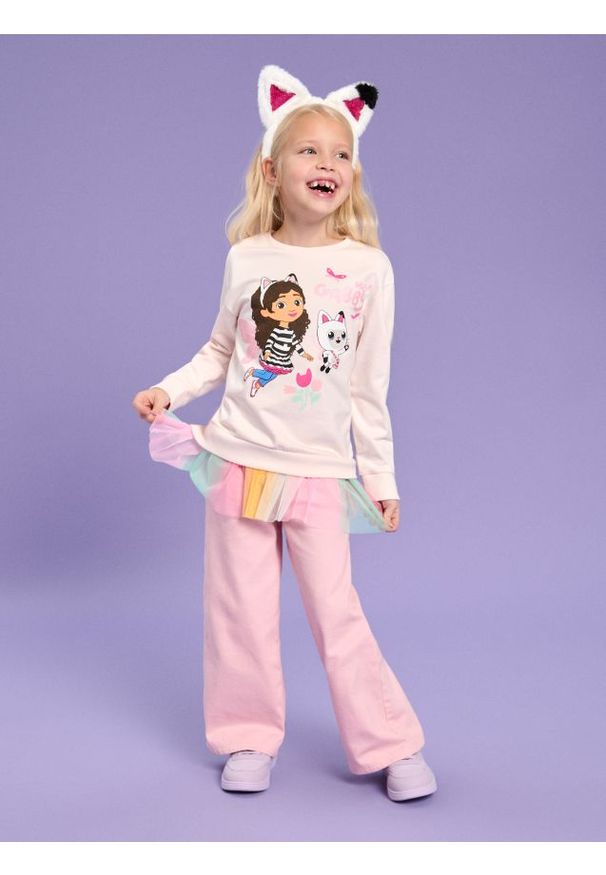 Sinsay - Bluza z tiulową baskinką Gabby's Dollhouse - kremowy. Kolor: kremowy. Materiał: tiul. Długość rękawa: długi rękaw. Długość: długie. Wzór: kolorowy, nadruk
