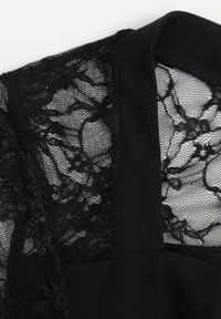 Renee - Czarna Sukienka VICES o Taliowanym Kroju z Rękawami z Koronki Metirei. Kolor: czarny. Materiał: koronka. Wzór: koronka. Styl: elegancki #5