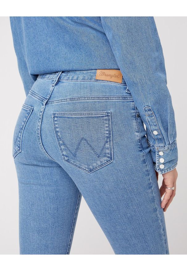 Wrangler - SPODNIE DAMSKIE WRANGLER SKINNY INDIGO SKY W28KKR29G 112128293