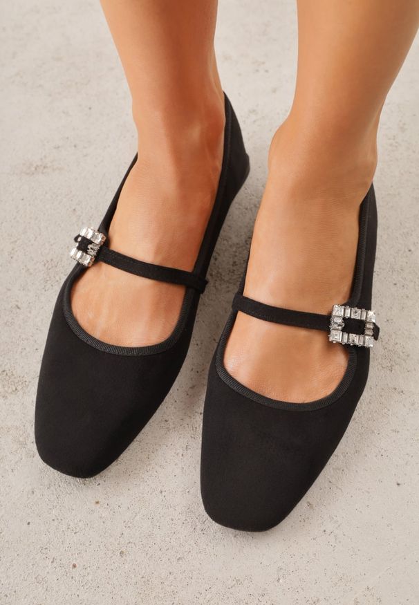 Renee - Czarne Balerinki z Imitacji Zamszu o Fasonie Mary Jane z Cyrkoniową Klamrą Ireltise. Okazja: na co dzień. Zapięcie: klamry. Kolor: czarny. Materiał: zamsz. Wzór: aplikacja. Styl: glamour, casual, klasyczny, elegancki