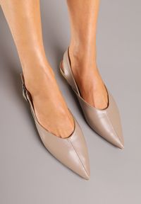 Renee - Ciemnobeżowe Sandały Vices Slingback z Paskiem ze Sprzączką Nirarine. Okazja: na spacer. Nosek buta: szpiczasty. Zapięcie: pasek. Kolor: beżowy. Wzór: koronka. Materiał: koronka. Obcas: na obcasie. Styl: elegancki. Wysokość obcasa: średni #3