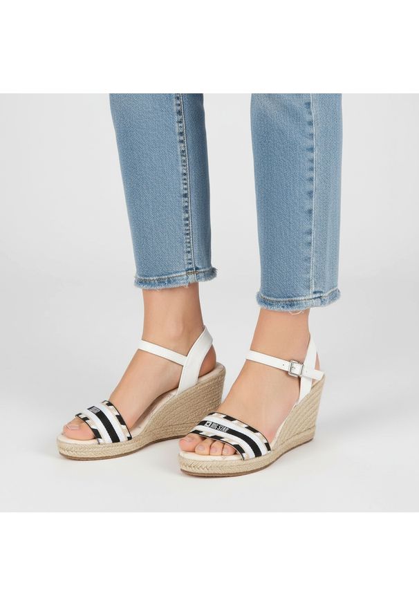 Big-Star - Białe Sandały Big Star Modne Espadryle Damskie. Okazja: na co dzień. Zapięcie: pasek. Kolor: biały. Szerokość cholewki: normalna. Wzór: nadruk, aplikacja, paski. Materiał: materiał. Sezon: lato. Obcas: na koturnie. Styl: casual, wakacyjny