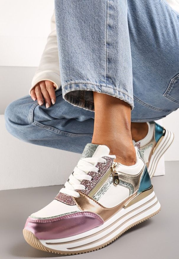 Renee - Biało-Różowe Sneakersy z Metalicznymi Wstawkami i Brokatem na Grubej Podeszwie Anova. Kolor: biały. Materiał: skóra. Sezon: wiosna