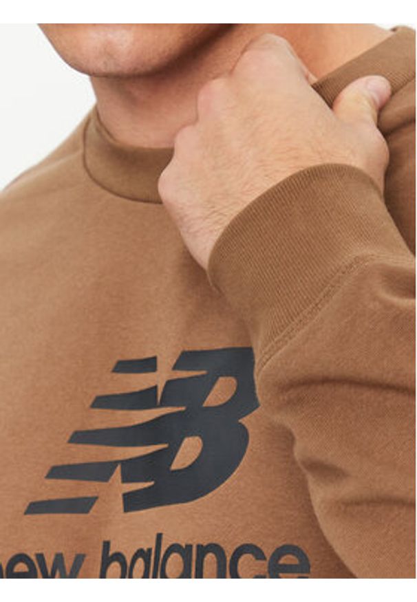 New Balance Bluza Essentials Stacked Logo French Terry Crewneck MT31538 Brązowy Regular Fit. Kolor: brązowy. Materiał: syntetyk