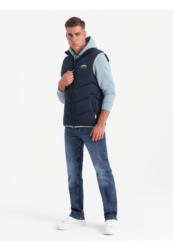 Ombre Clothing - Męski pikowany bezrękawnik z neonowymi akcentami – granatowy V3. Typ kołnierza: kołnierzyk stójkowy. Kolor: niebieski. Materiał: guma, tkanina, poliester, materiał, syntetyk. Długość rękawa: bez rękawów. Wzór: aplikacja