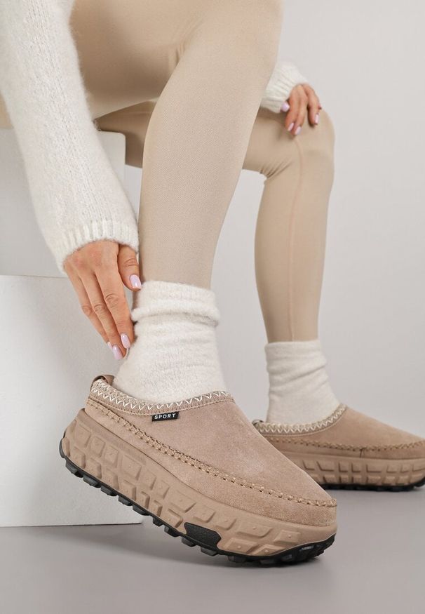 Born2be - Ciemnobeżowe Niskie Śniegowce na Grubej Tłoczonej Podeszwie Arevire. Okazja: na co dzień. Kolor: beżowy. Materiał: jeans. Styl: casual