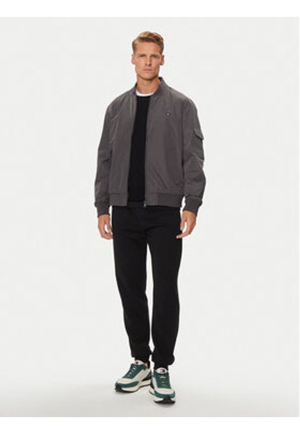 TOMMY HILFIGER - Tommy Hilfiger Kurtka bomber MW0MW35658 Szary Regular Fit. Kolor: szary. Materiał: syntetyk