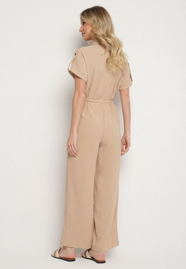 Born2be - Beżowy Kombinezon o Koszulowym Kroju z Krótkim Rękawem i Wiązaniem w Talii Mareriela. Kolor: beżowy. Długość rękawa: krótki rękaw. Długość: krótkie. Sezon: wiosna, lato