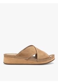 Ryłko - Beżowe klapki damskie z platformą. Kolor: beżowy. Materiał: skóra. Obcas: na platformie. Styl: street #1
