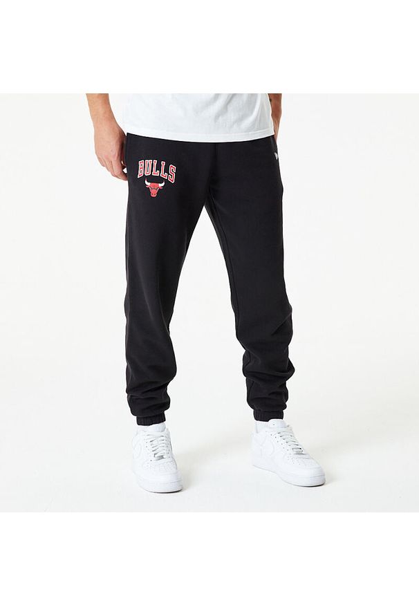 New Era - Spodnie dresowe Chicago Bulls Essentials. Kolor: szary. Materiał: dresówka. Długość: długie. Sport: bieganie